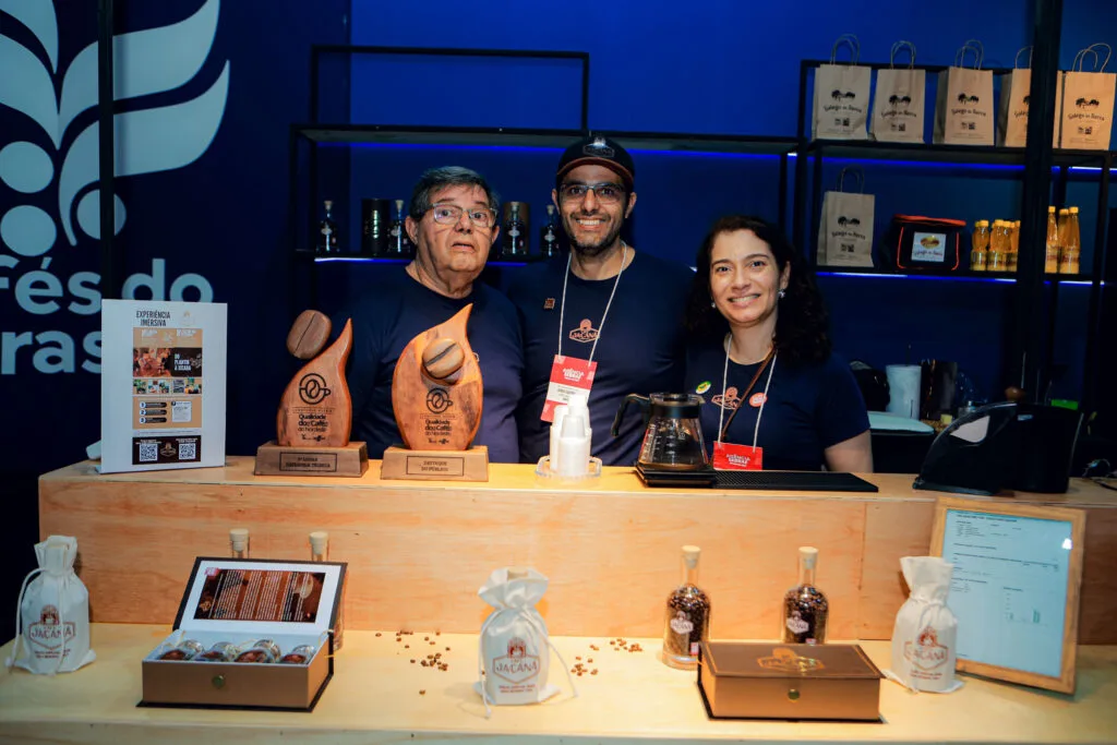 Estande do Café Jaçanã com troféus e produtos em exibição durante evento no Rio Grande do Norte