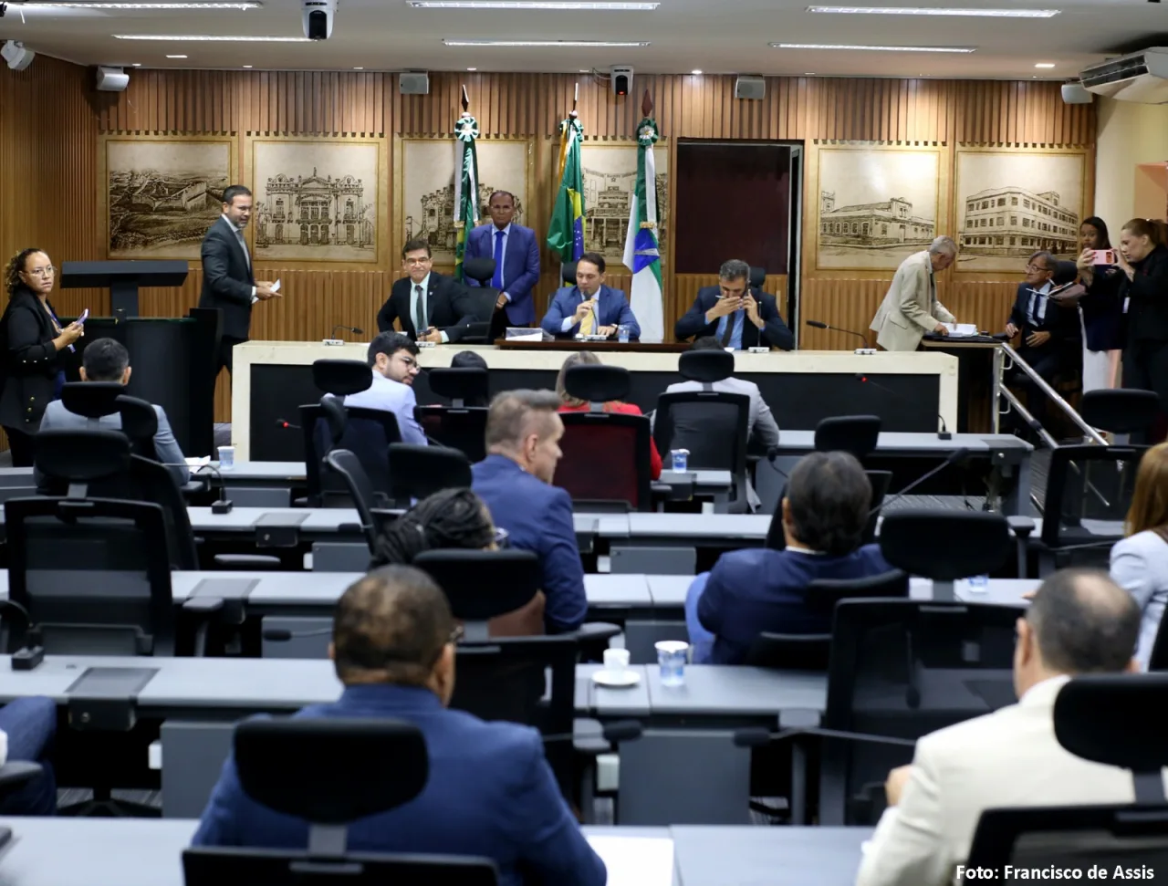 Plenário da Câmara Municipal de Natal com vereadores em sessão