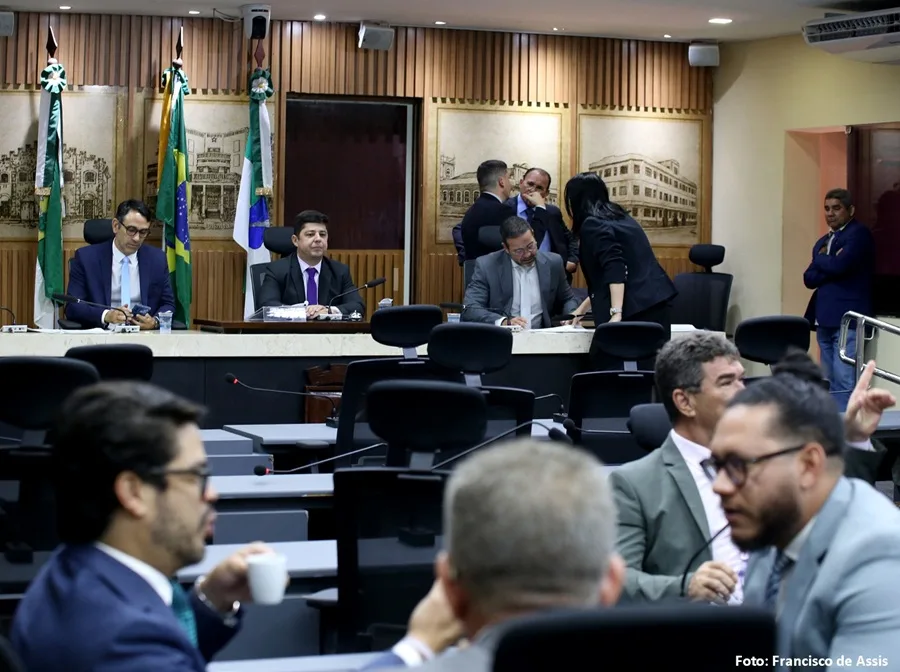 Fachada da Câmara Municipal de Natal em dia ensolarado.