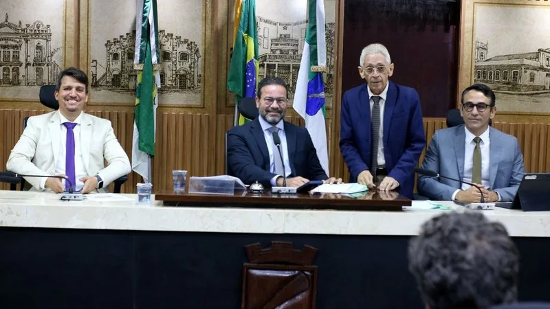 Edifício da Câmara Municipal de Natal sob o céu azul.
