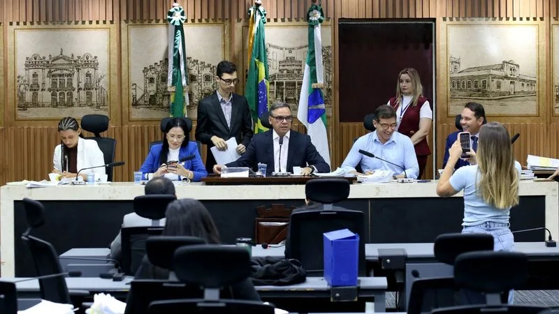 Parlamentares durante votação de projetos na Câmara Municipal de Natal.