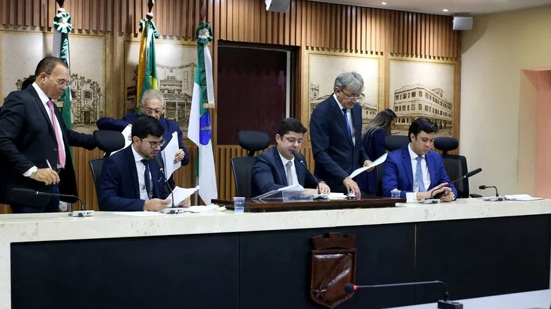 Vista interna do plenário da Câmara Municipal de Natal com vereadores.