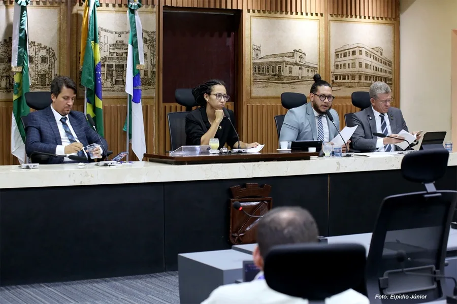 Fachada da Câmara Municipal de Natal com foco na atuação legislativa.