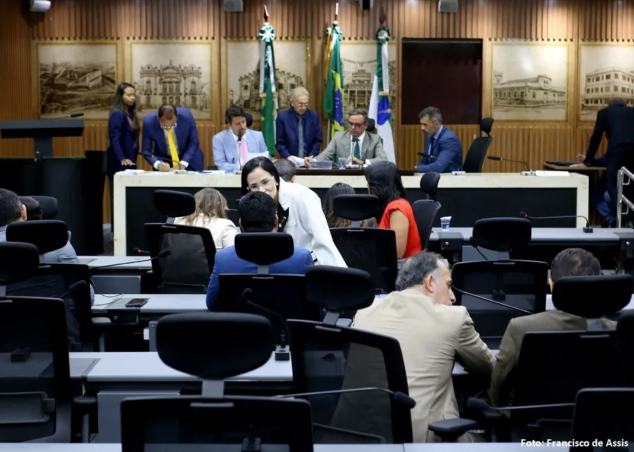 Plenário da Câmara Municipal de Natal durante sessão de votação.