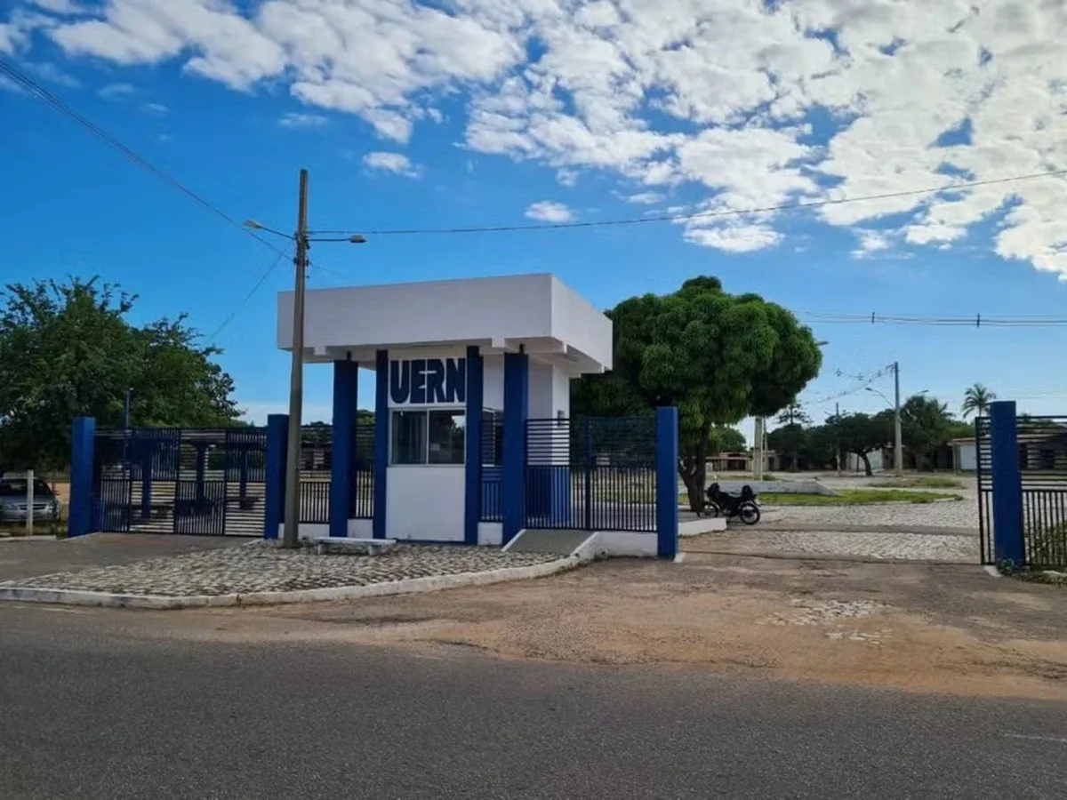 Fachada do campus da Uern em Mossoró iluminada