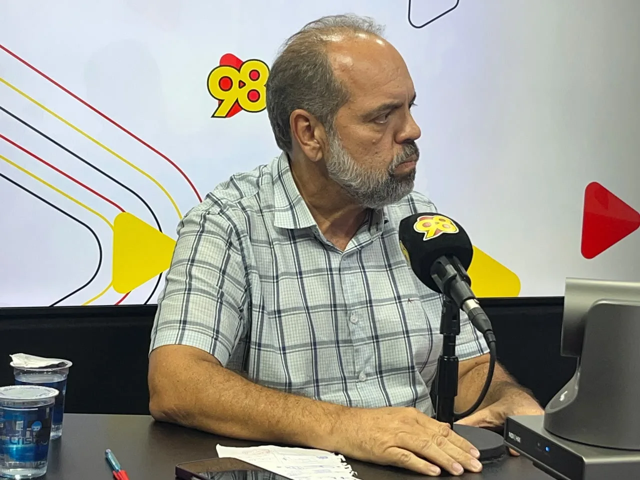 Candidato Marcelo Passos discursando sobre as propostas da ANORC para o setor leiteiro.