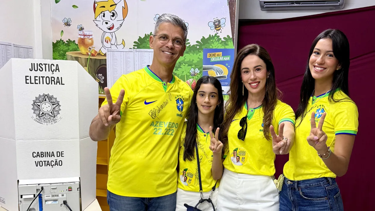 Coronel Azevedo posando para foto durante o dia de votação em Parnamirim