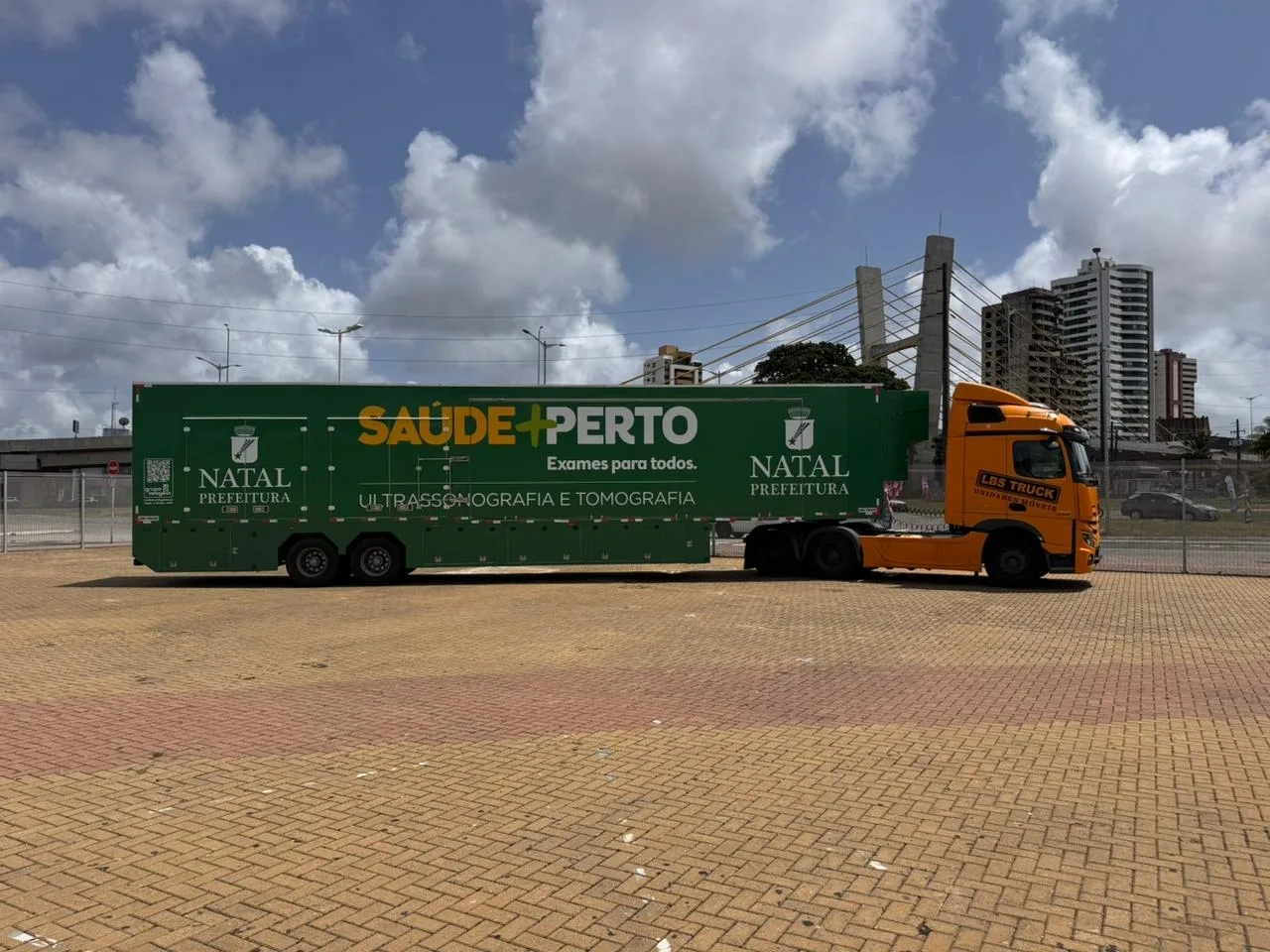 Carreta verde do programa Saúde + Perto estacionada em via pública