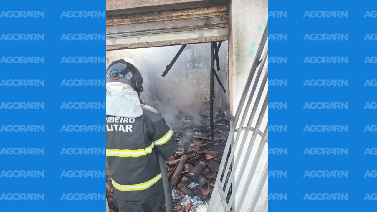 Equipe do Corpo de Bombeiros Militar do Rio Grande do Norte combate incêndio em residência na Zona Norte de Natal