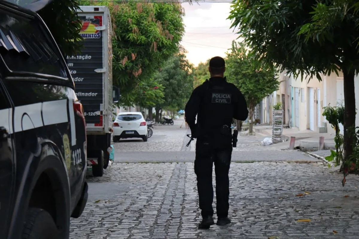 Objetos e cartões apreendidos pela Polícia Civil durante prisão de suspeitos de estelionato.