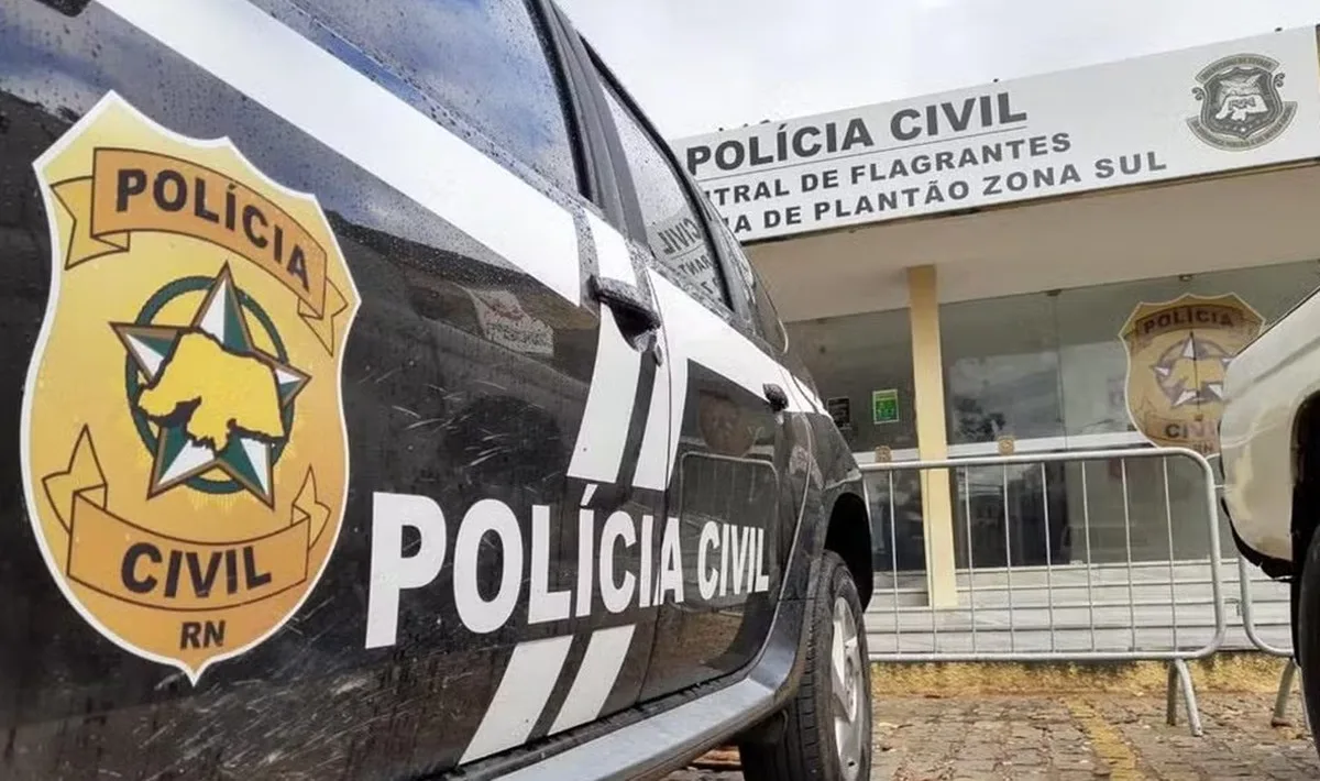 Viatura policial estacionada em frente a uma delegacia no Rio Grande do Norte