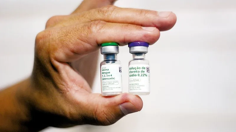 Frascos de vacina contra a dengue em ambiente clínico.