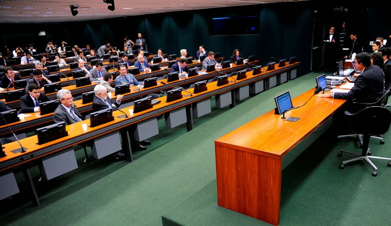 Membros da CCJ votando a PEC da Segurança Pública no Senado.