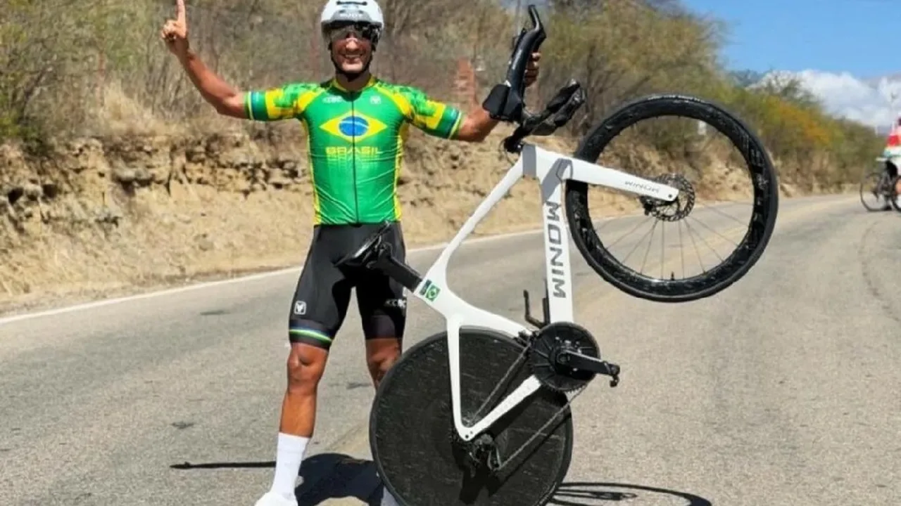 Ciclista potiguar André Fuly posa com sua bicicleta após pódio em campeonato internacional