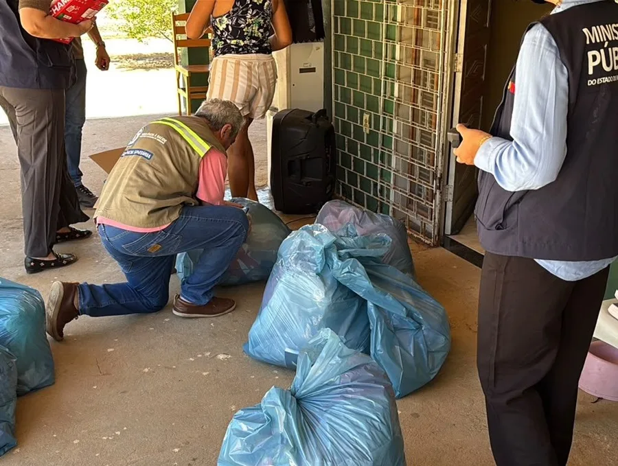 Fachada e interior de clínica interditada em Mossoró por equipes de fiscalização.