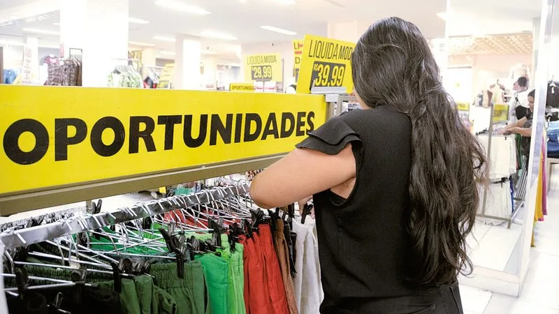 Movimentação em lojas de shopping e comércio de rua em Natal.