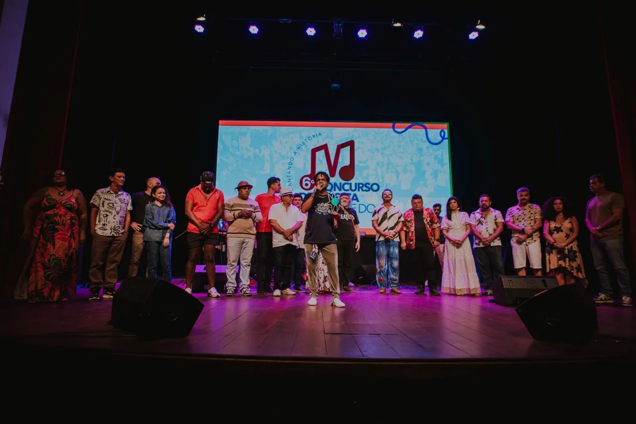 Músicos apresentando-se no palco do Concurso de Música da Cidade do Natal.