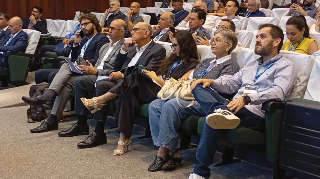 Foto da fachada da Fiern e especialistas reunidos em evento de tecnologia.