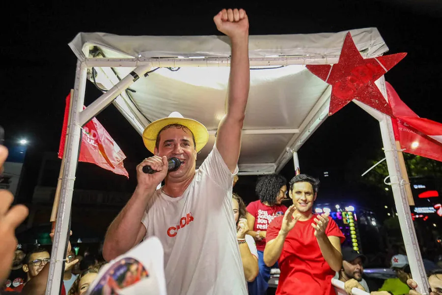 Urna eletrônica durante o processo de votação.