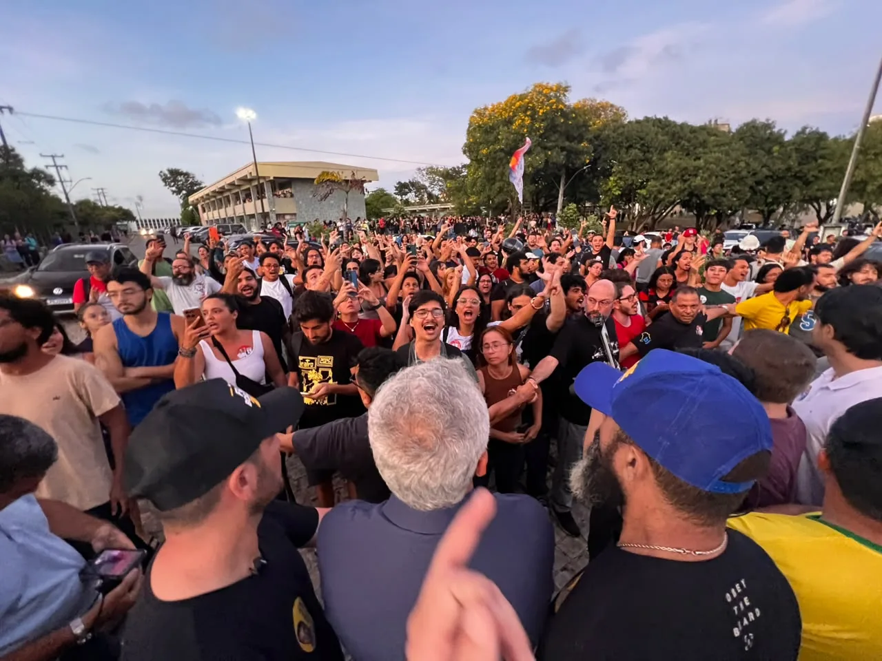 Manifestantes de direita e esquerda frente a frente durante confronto na UFRN