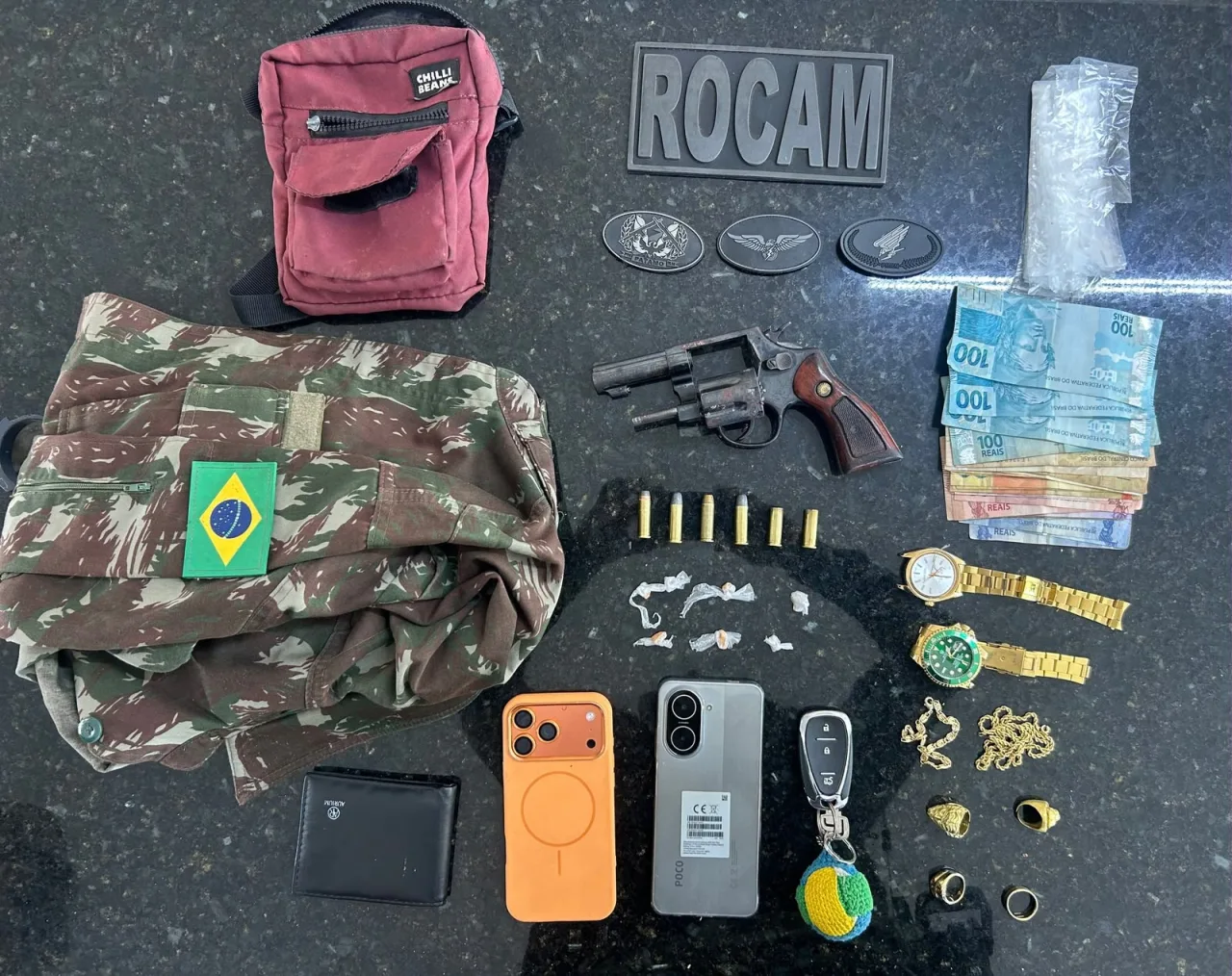 Arma, dinheiro e objetos apreendidos pela Rocam após confronto em Natal.