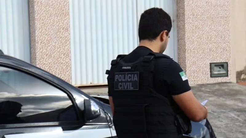 Viaturas da Polícia Civil no pátio de uma empresa em Mossoró durante operação.