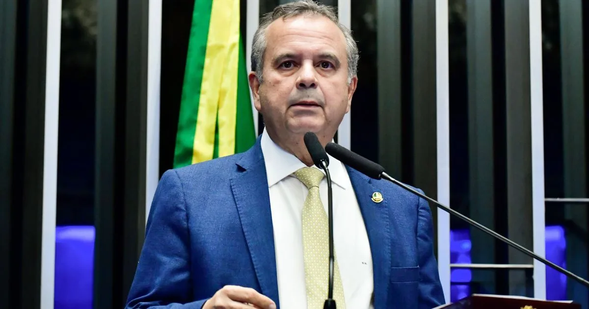 Senador Rogério Marinho discursando no plenário do Senado.