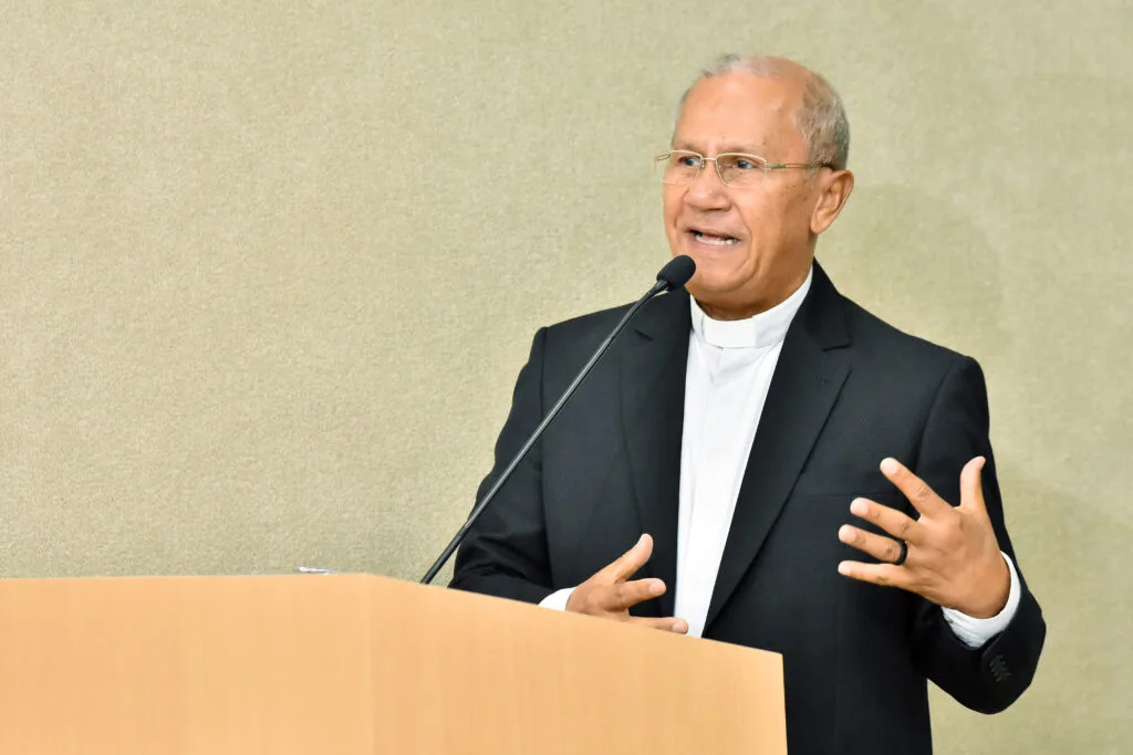 Foto de monsenhor Robério Camilo da Silva durante exercício de suas funções sacerdotais.