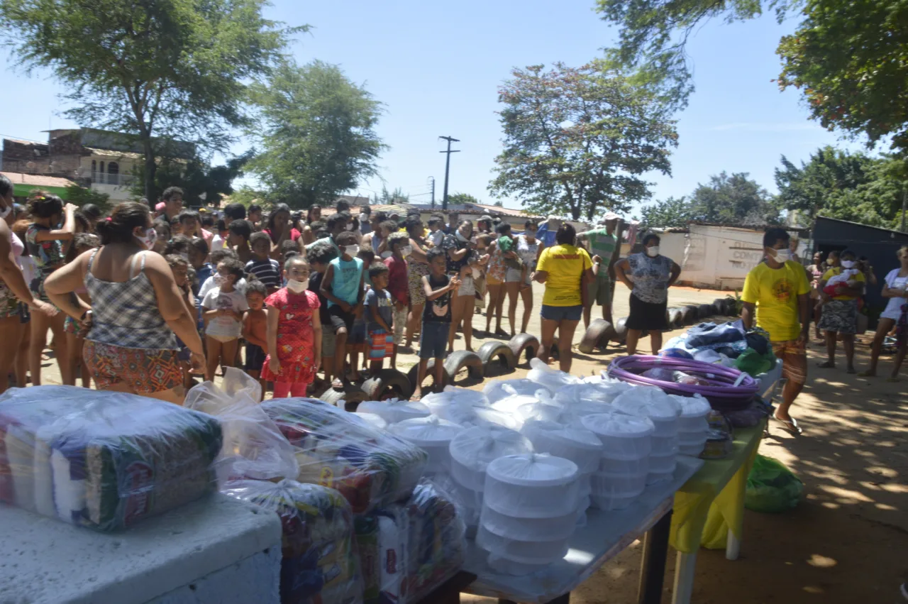 Voluntários distribuem alimentos a pessoas atendidas por ação solidária no RN