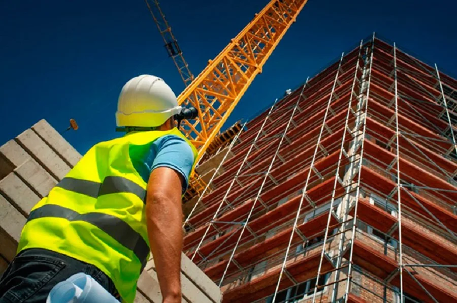 Estruturas metálicas em obra de construção civil.