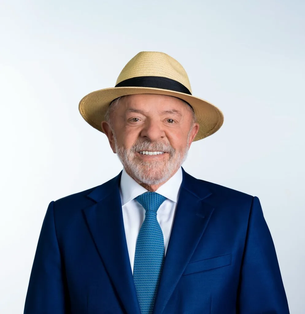 Luiz Inácio Lula da Silva usa terno e chapéu em aparição pública.