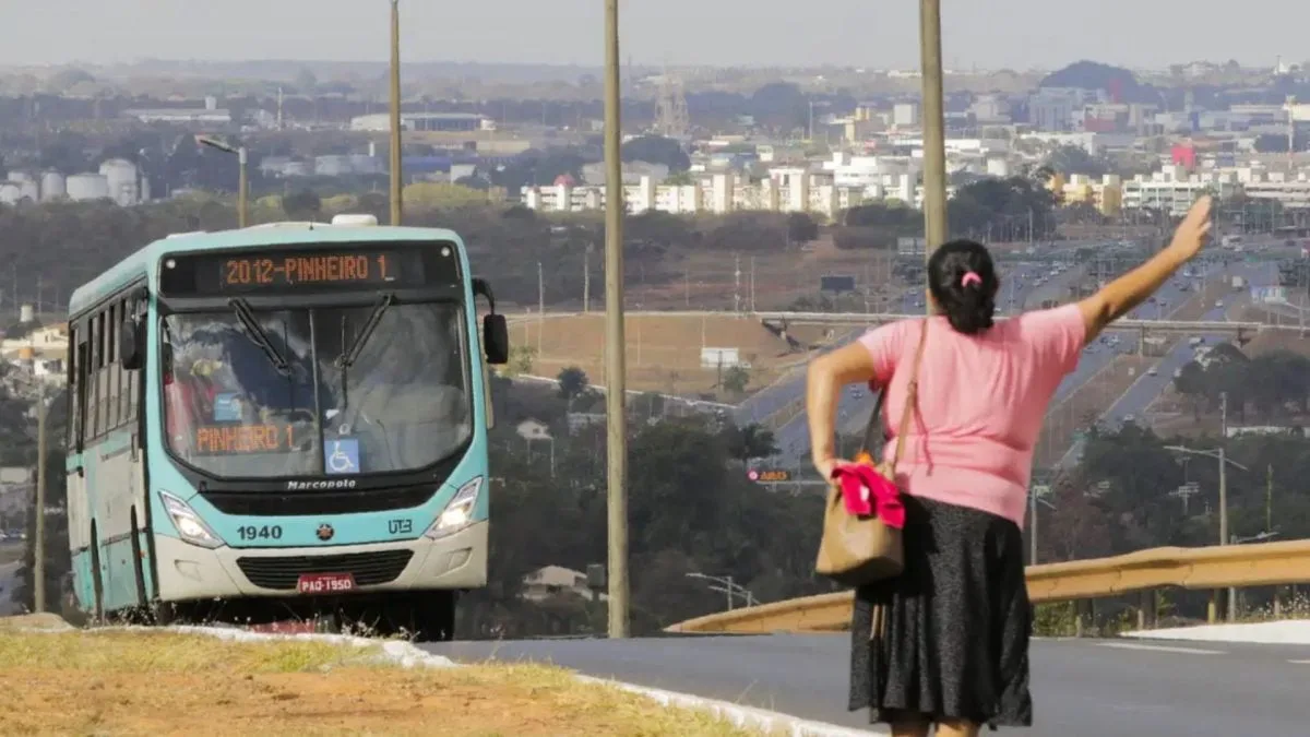Ônibus de transporte coletivo urbano.