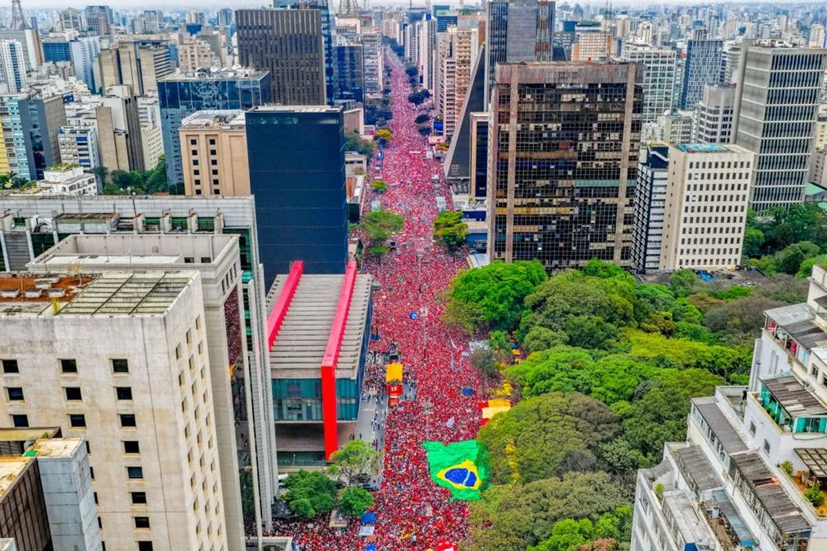 Multidão na Avenida Paulista durante ato político com Luiz Inácio Lula da Silva.