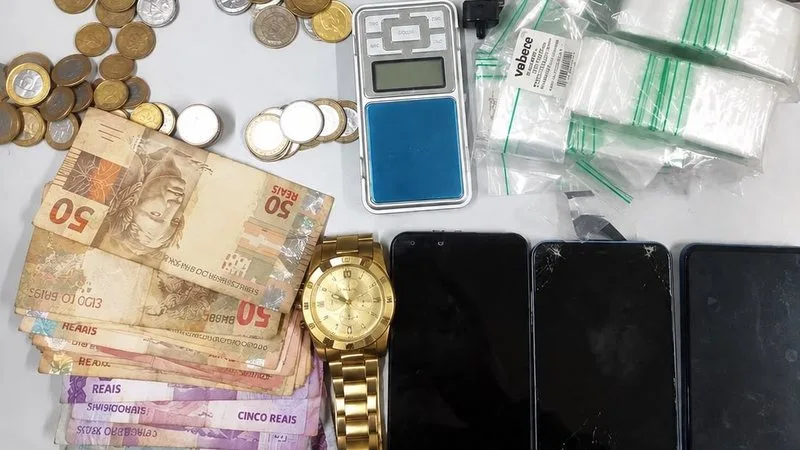 Equipamentos e drogas apreendidos pela Polícia Militar em Parnamirim.
