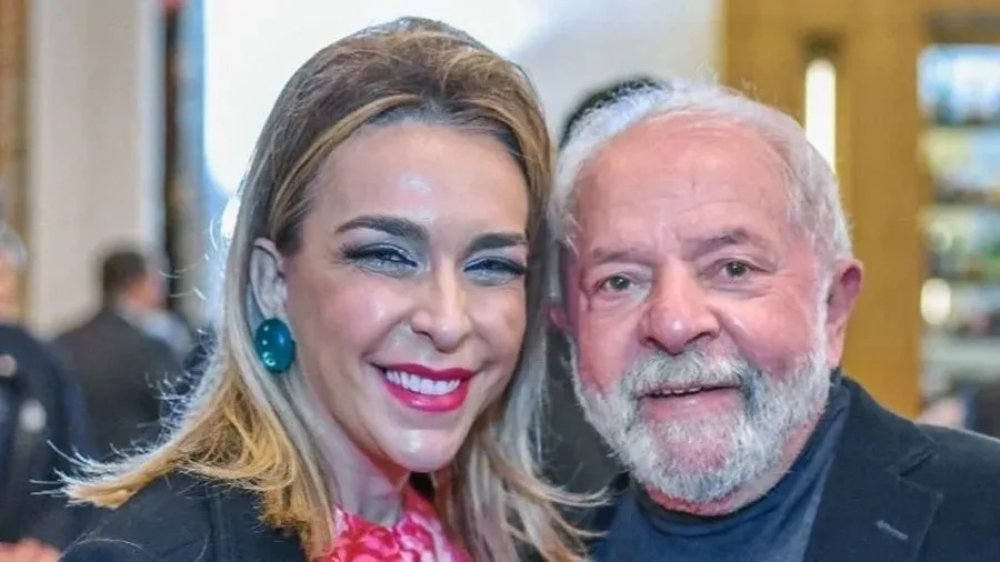 Foto de Roberta Luchsinger em estúdio de televisão.