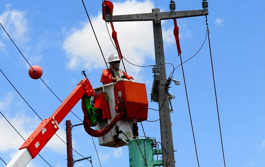 Equipes da Neoenergia Cosern realizando manutenção na rede elétrica.