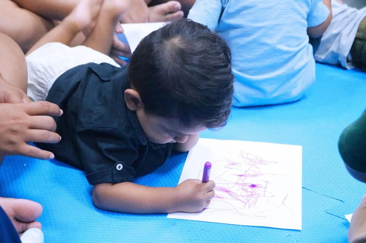 Bebês participando de atividades de interação social no Instituto Santos Dumont