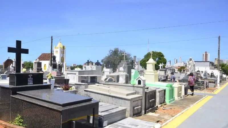 Trabalhadores da Semsur realizando limpeza em cemitério municipal de Natal.
