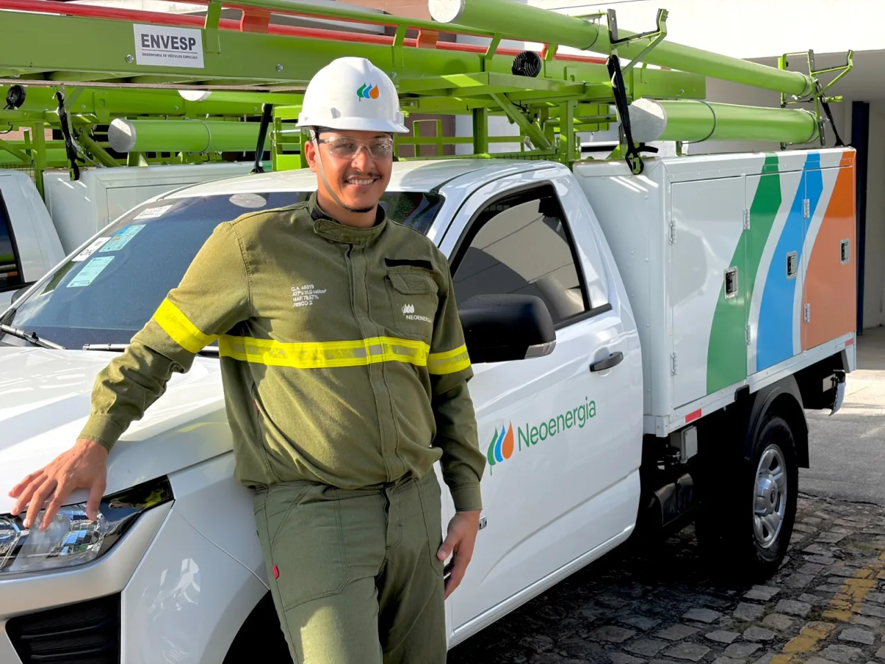 Eletricista utilizando sinais de Libras em atendimento técnico.