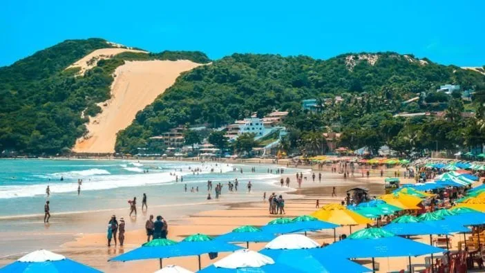 Praia paradisíaca do Rio Grande do Norte durante o dia.
