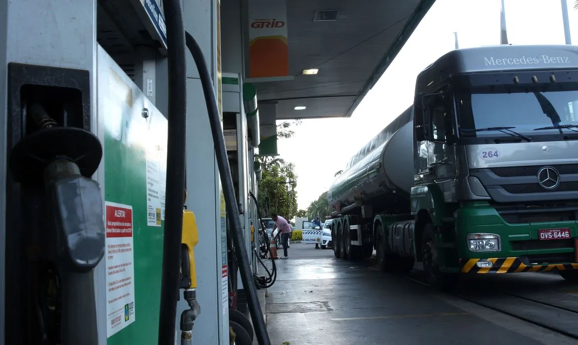 Caminhão tanque em posto de gasolina