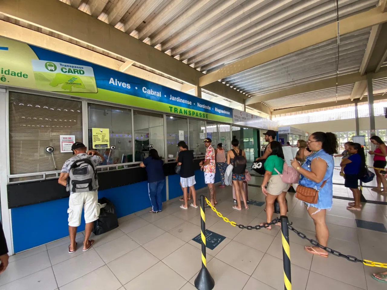Ônibus do transporte público em terminal rodoviário.