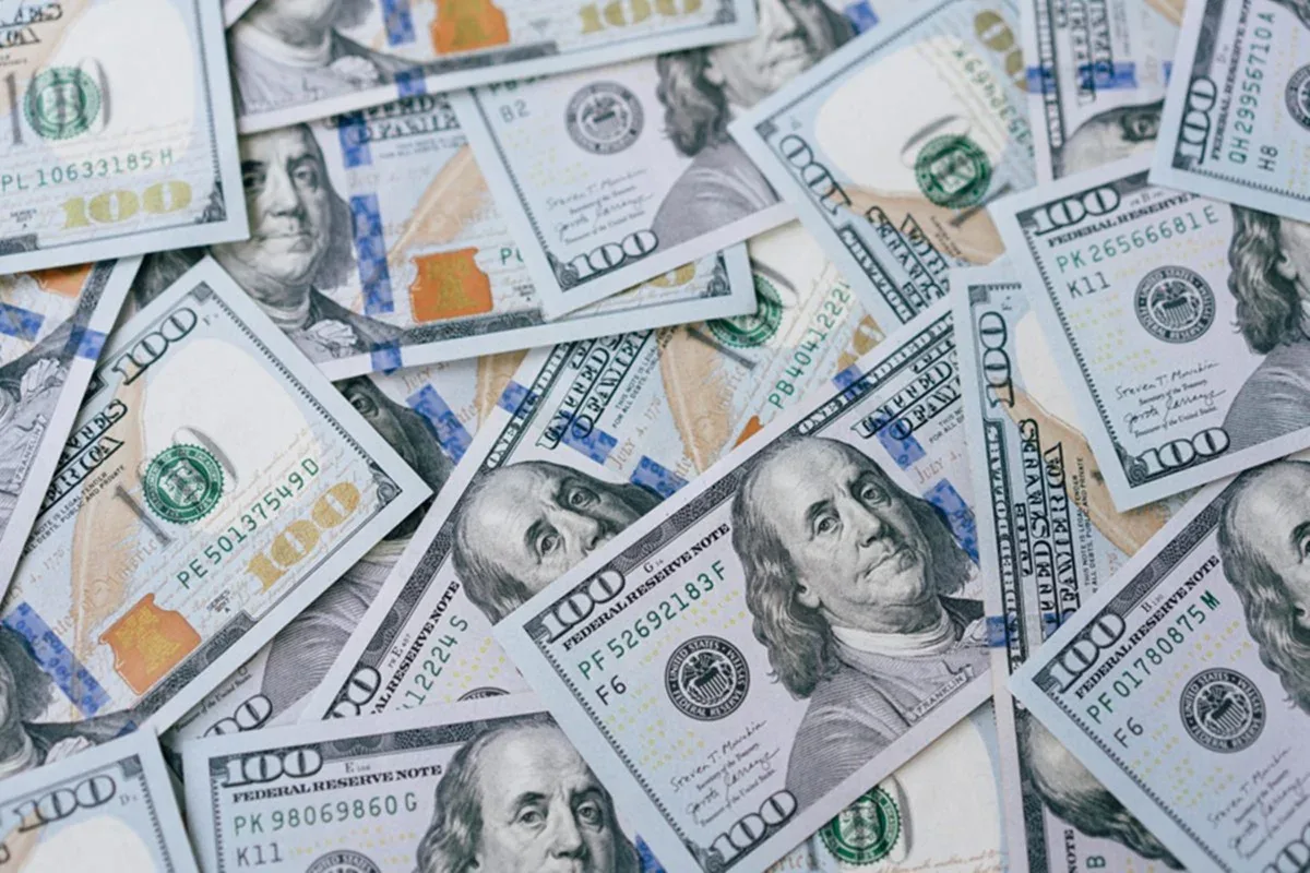 Notas de dólar americano empilhadas