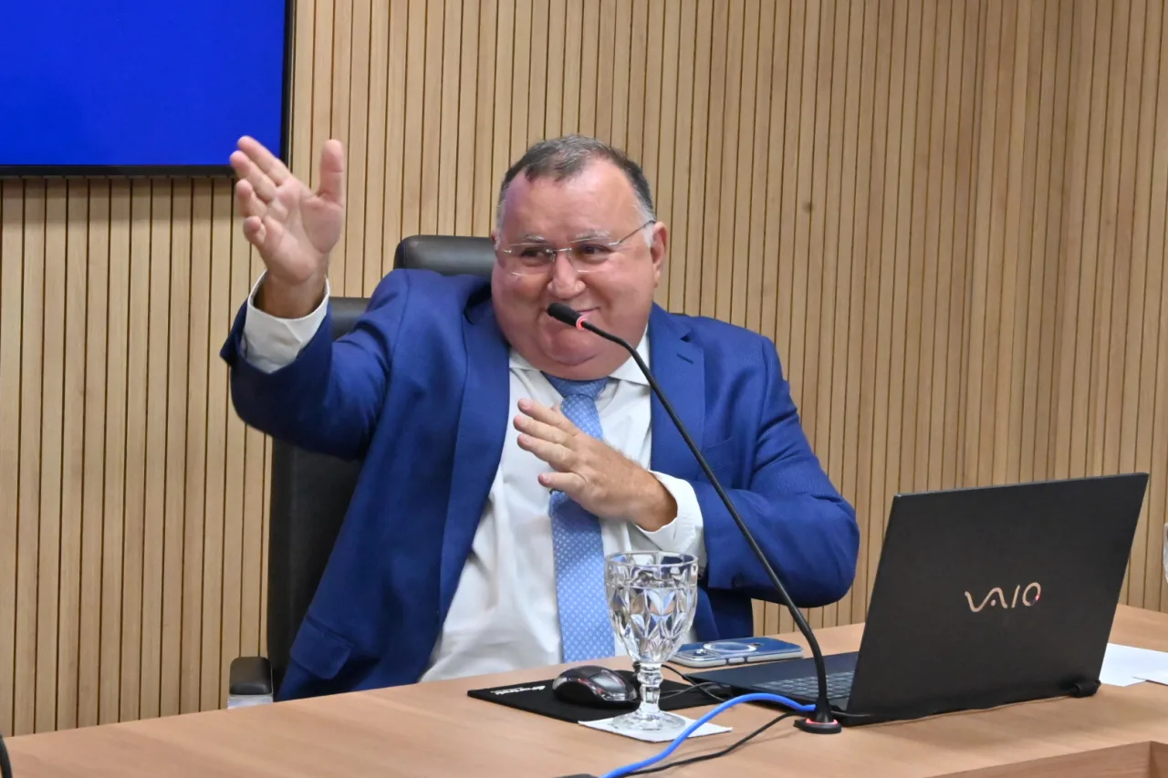 Deputado Dr. Bernardo sentado durante atividade na Assembleia Legislativa