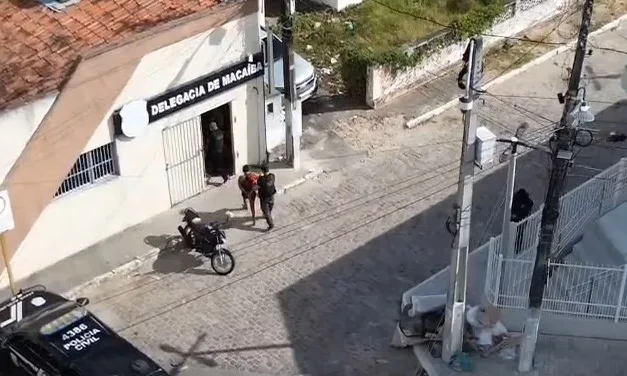 Fachada da Delegacia de Macaíba com viatura da Polícia Civil.