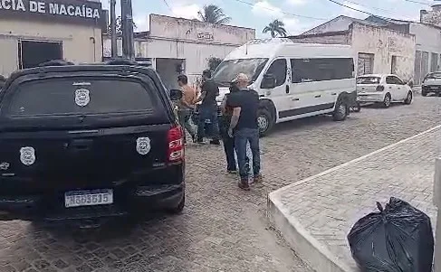 Viaturas da Polícia Civil em frente ao prédio de atendimento em Macaíba durante operação contra estelionatários.