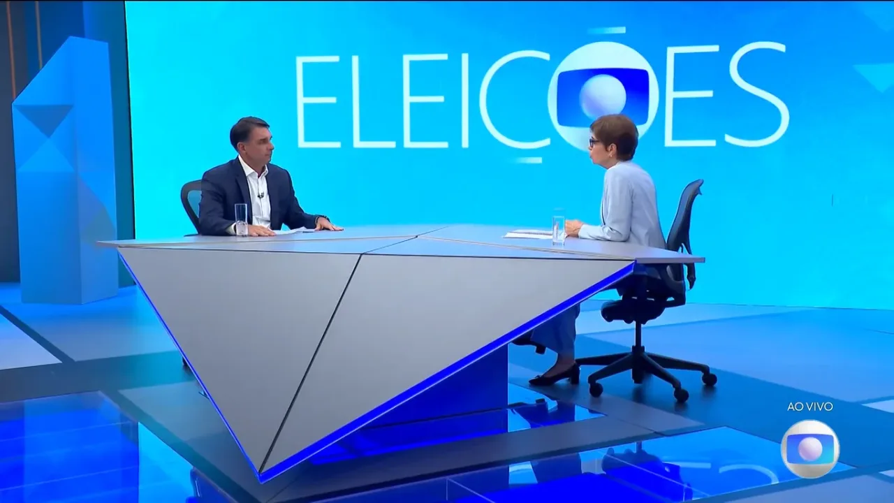 Flávio Bolsonaro gesticulando em estúdio de televisão.
