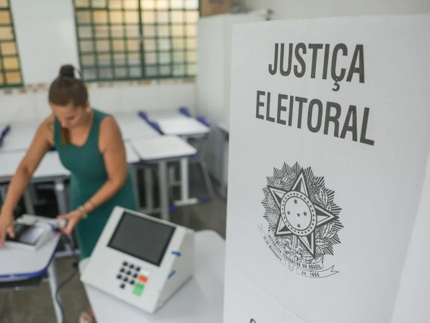 Urna eletrônica sendo utilizada por eleitor durante o segundo turno das Eleições 2026.