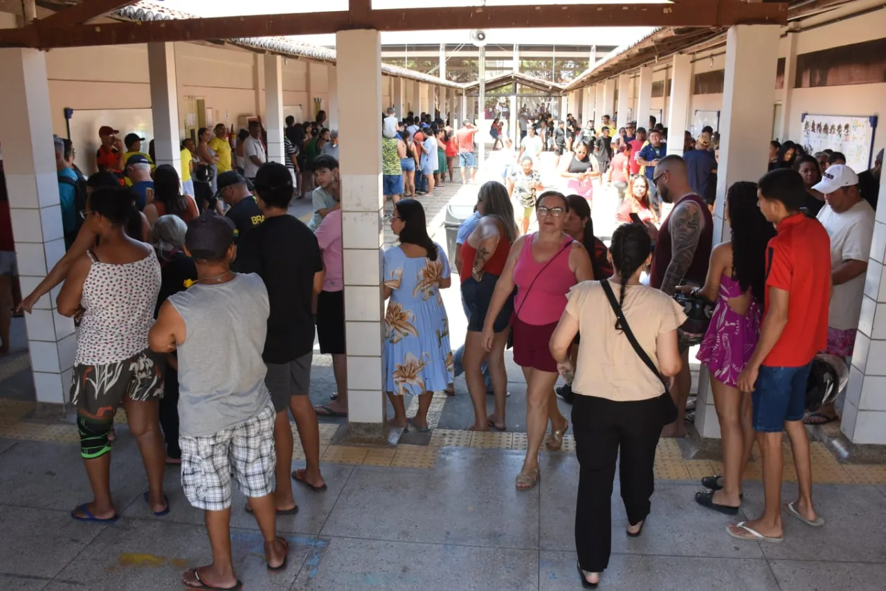Movimentação de eleitores na Escola Municipal Emmanoel Bezerra durante as Eleições 2026.