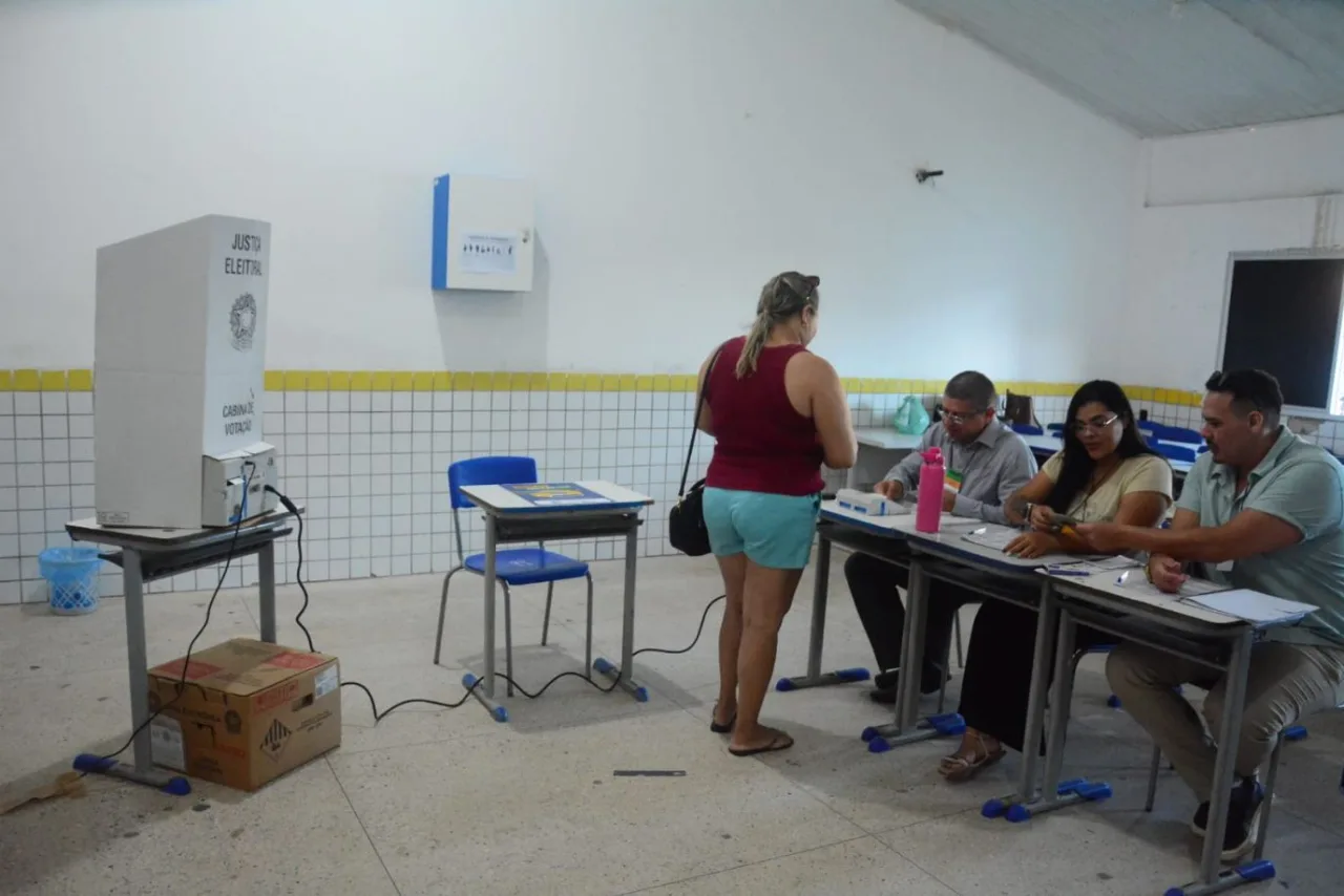 Eleitores em fila de votação no Rio Grande do Norte durante as Eleições 2026